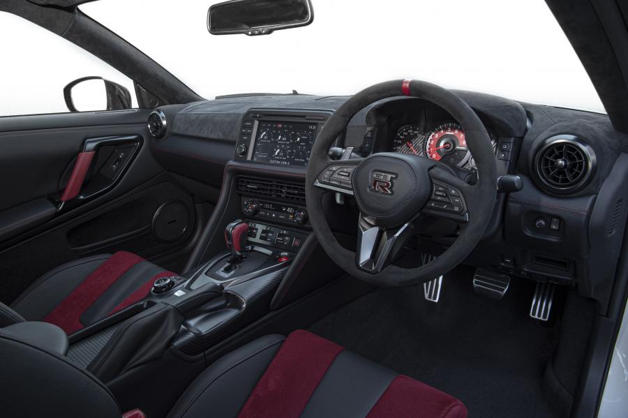 Торпедо Nissan GT-R Nismo (R35) 2019 года  (UK) (фото 10 из 22)